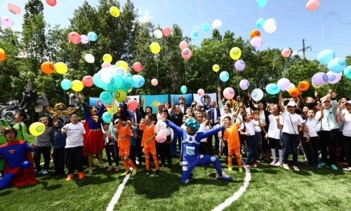 В Алматы открыли футбольное поле для детей с ДЦП