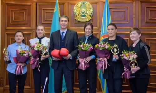 Чемпионки и призеры чемпионата Казахстана встретились с акимом Астаны