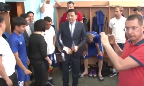 Как аким ЗКО в раздевалке поздравлял футболистов «Акжайыка» с победой над «Астаной»