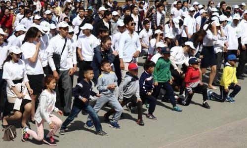 Более двух тысяч жителей Атырау приняли участие в утренней зарядке
