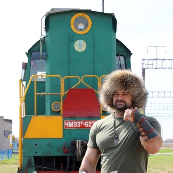 Казахстанский атлет протащил тепловоз с вагоном и установил рекорд