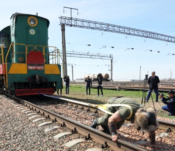 Казахстанский атлет протащил тепловоз с вагоном и установил рекорд