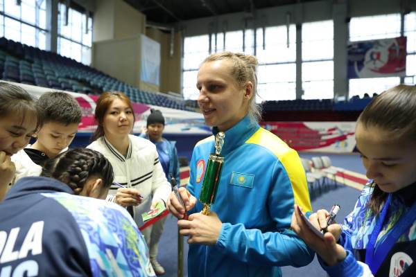 Чемпионки Казахстана провели зарядку с болельщиками