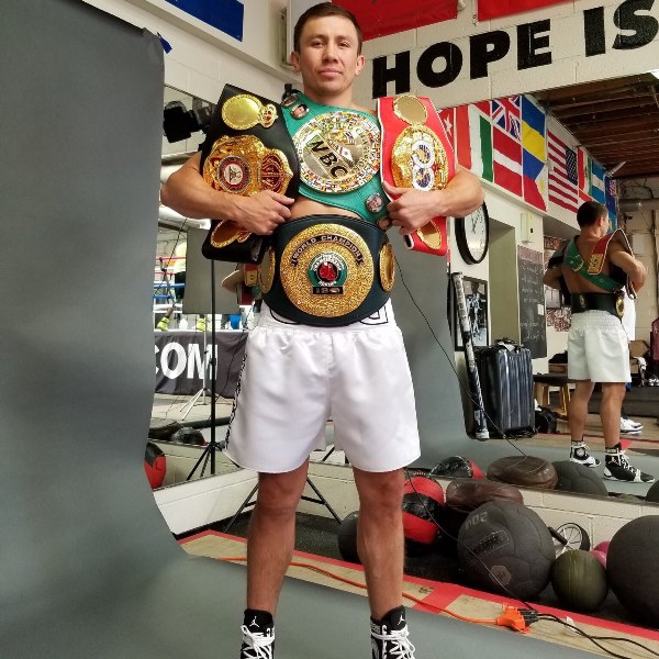 Головкин провел новую фотоссесию с поясами