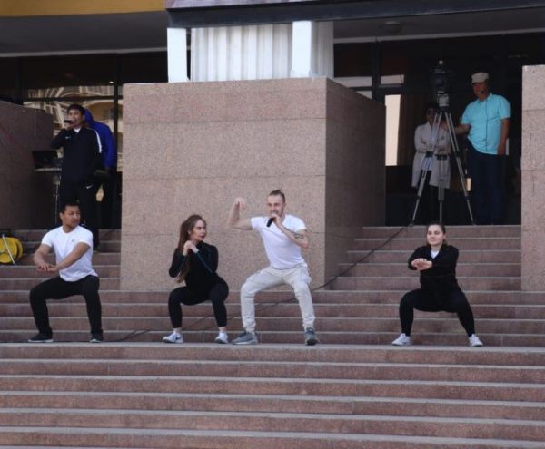 Более двух тысяч жителей приняли участие в утренней зарядке в Атырау, поддержав челлендж президента Казахстана