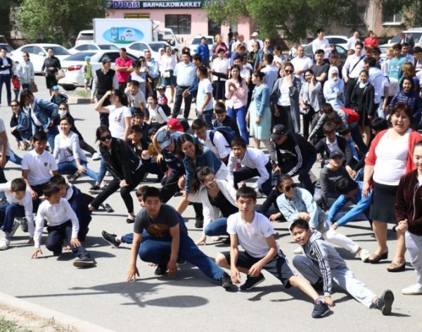 Более двух тысяч жителей приняли участие в утренней зарядке в Атырау, поддержав челлендж президента Казахстана