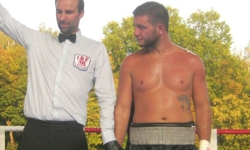 Избитый и нокаутированный казахстанцем боксер дисквалифицирован по состоянию здоровья