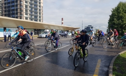 В Алматы состоялся массовый велопробег, посвященный Дню госсимволов РК