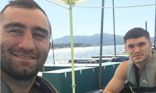 Казахстанский нокаутер перед рабочей неделей в лагере Головкина провел выходные с Гассиевым 