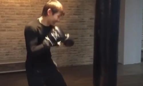 Казахстанский певец Ескендир продолжает подготовку к третьему бою