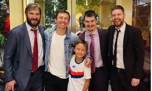 Головкин показал фото с сыном и победителями Кубка Стэнли-2018
