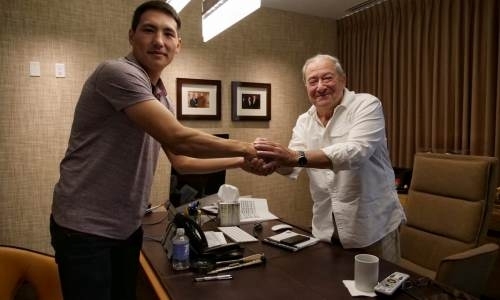 Казахстанский боксер подписал контракт с промоутером Ломаченко и Кроуфорда