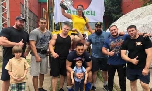 22-тонный трамвай протащила алматинка и поставила рекорд