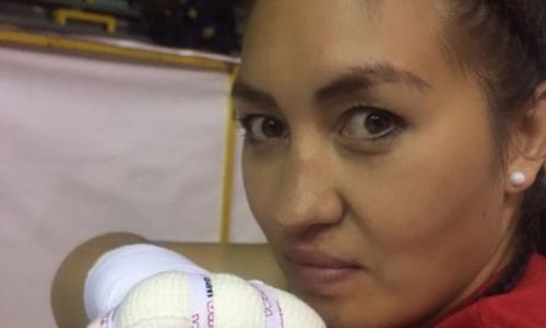 Казахстанская «GGG среди женщин» показала травмированную руку и сообщила о переносе своего боя 