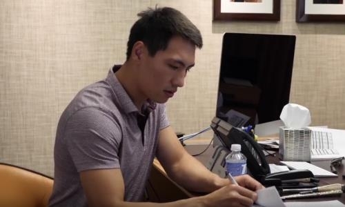 Как Алимханулы подписывал контракт с промоутером Ломаченко и Кроуфорда