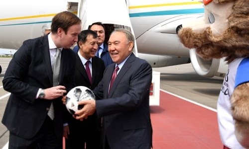 Президенту Казахстана вручили мяч чемпионата мира-2018