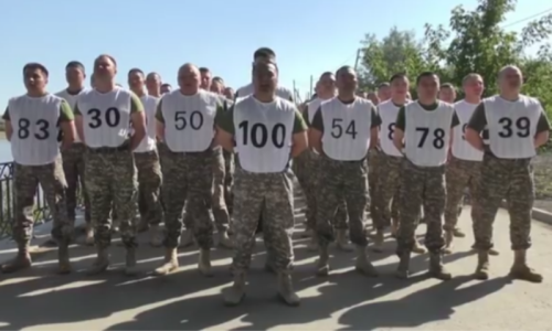 В Атырау более тысячи военослужащих приняли участие в популярном спортивном челлендже