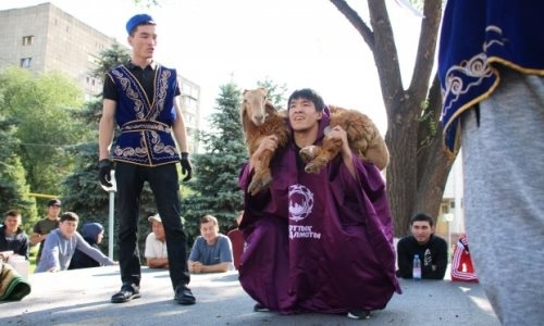 Казахстанский борец вольного стиля установил рекорд в национальном состязании