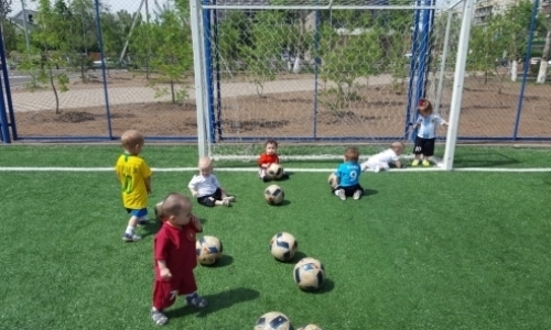 Роналду, Месси и Саллах: в Павлодаре малышей переодели в форму звезд мирового футбола