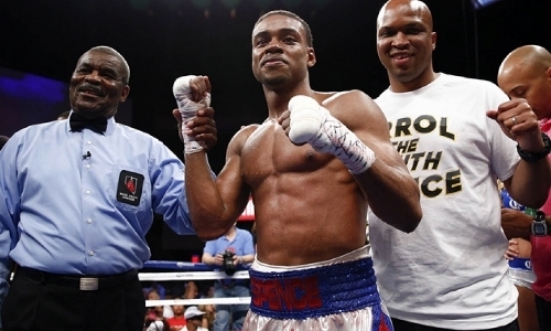 Чемпион мира победил нокаутом в первом раунде и защитил титул в весе Елеусинова