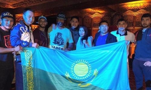 Чемпионка мира показала фото с казахстанским нокаутером после его очередной досрочной победы в профи