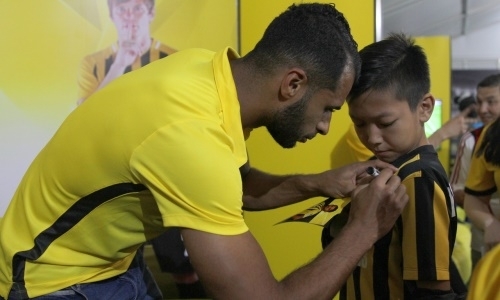 Новичок «Кайрата» провел автограф и фото-сессию с болельщиками перед матчем с «Астаной»