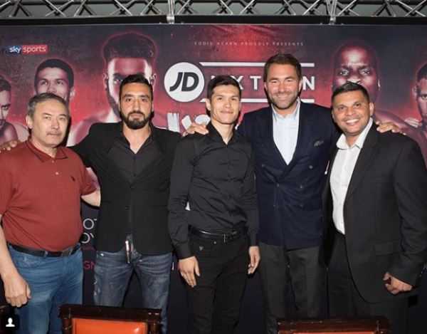 Данияр Елеусинов показал болельщикам командное фото