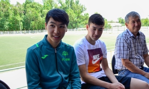 Фоторепортаж с посещения Сейдахметом и Зайнутдиновым футбольного центра «Тараз»