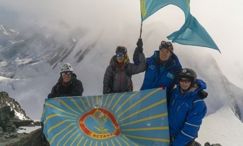 Флаг Астаны водрузили на высшую точку Алтая