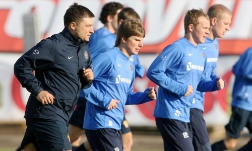 «Берешь основного лидера и выносишь его». Экс-тренер сборной России вспомнил, как Аршавину чуть не оторвали ноги на ЕВРО-2008