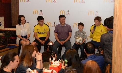 Исламхан и Аршавин поздравили мальчика, который выйдет на поле в финале чемпионата мира