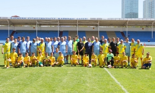 КФФ и ветераны целиноградского футбола провели товарищеский матч в честь юбилея Астаны