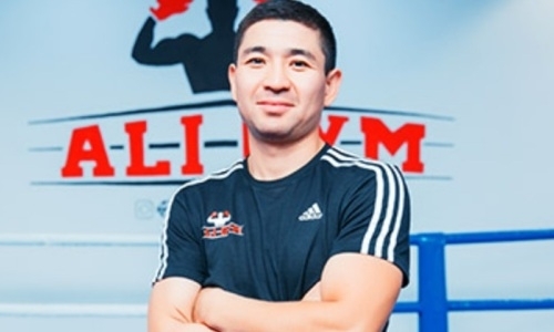 Казахстанец с победы дебютировал в профи в андеркарде Шуменов — Алтункая