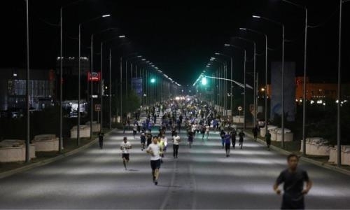 Около двух тысяч бегунов приняли участие в первом ночном марафоне в Атырау