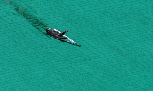 Лыжник упал при прыжке со 125 метров во время презентации трамплина президенту Казахстана