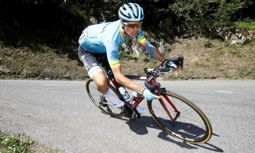 «Перешел на „режим выживания“». Лидер «Астаны» объяснил неудачное выступление на этапе «Тур де Франс»