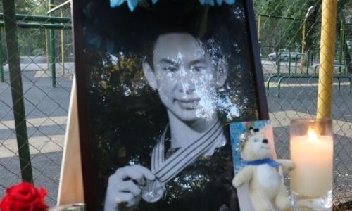 Неравнодушные алматинцы всю ночь несли цветы к месту нападения на Дениса Тена