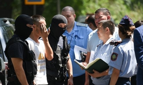 Подозреваемого в убийстве Дениса Тена привезли на место преступления