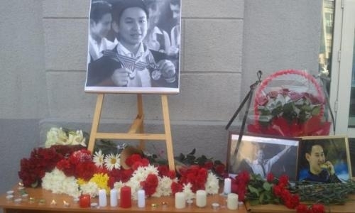 Белые шары запустили карагандинцы в небо в память о Денисе Тене