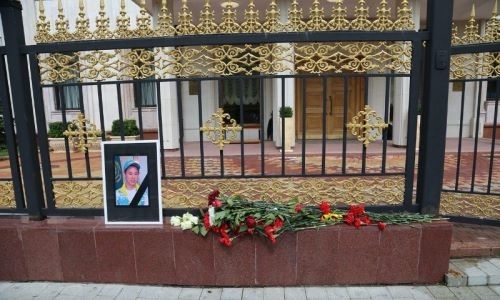 В память о Денисе Тене люди несут цветы к посольствам Казахстана в разных странах