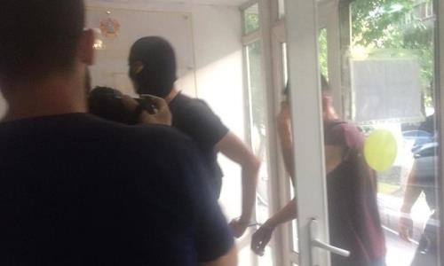 Подозреваемый в убийстве Дениса Тена не смог сдержать слез в суде