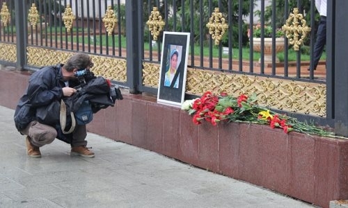 Москвичи несут цветы к зданию посольства Казахстана в России