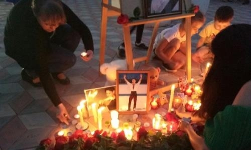 Кокшетауцы зажгли свечи в память о Денисе Тене