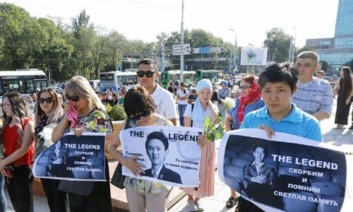 С раннего утра алматинцы пришли проститься с Денисом Теном 