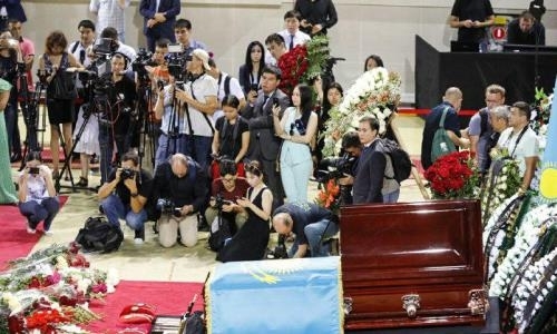 Мухамедиулы зачитал письмо с соболезнованиями родителям Дениса Тена от президента РК