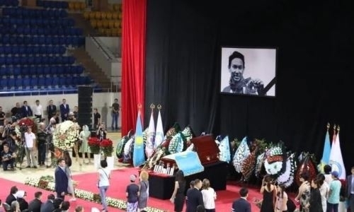 Гроб с телом Дениса Тена вынесли под его песню