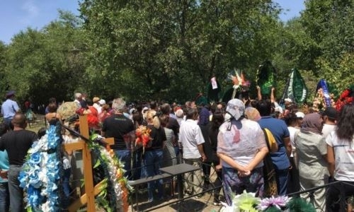 Дениса Тена хоронят в поселке Дружба