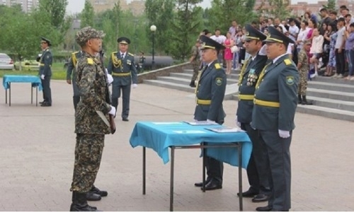 Солдаты приняли присягу в столичной воинской части, где служил Денис Тен