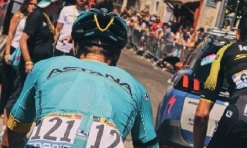 C траурными лентами вышла велокоманда «Астана» на этап «Тур де Франс»