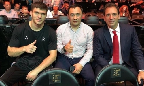 Казахстанский нокаутер вместе с командой Головкина посетил поединок Усик — Гассиев